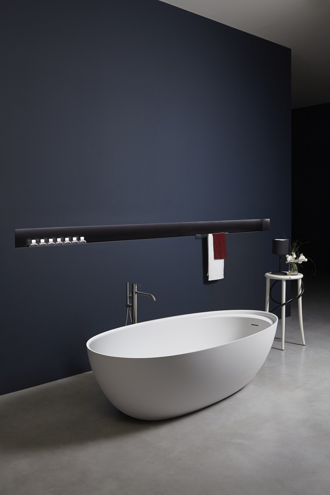 It emphasizes the essence of the sign by giving it the third dimension.