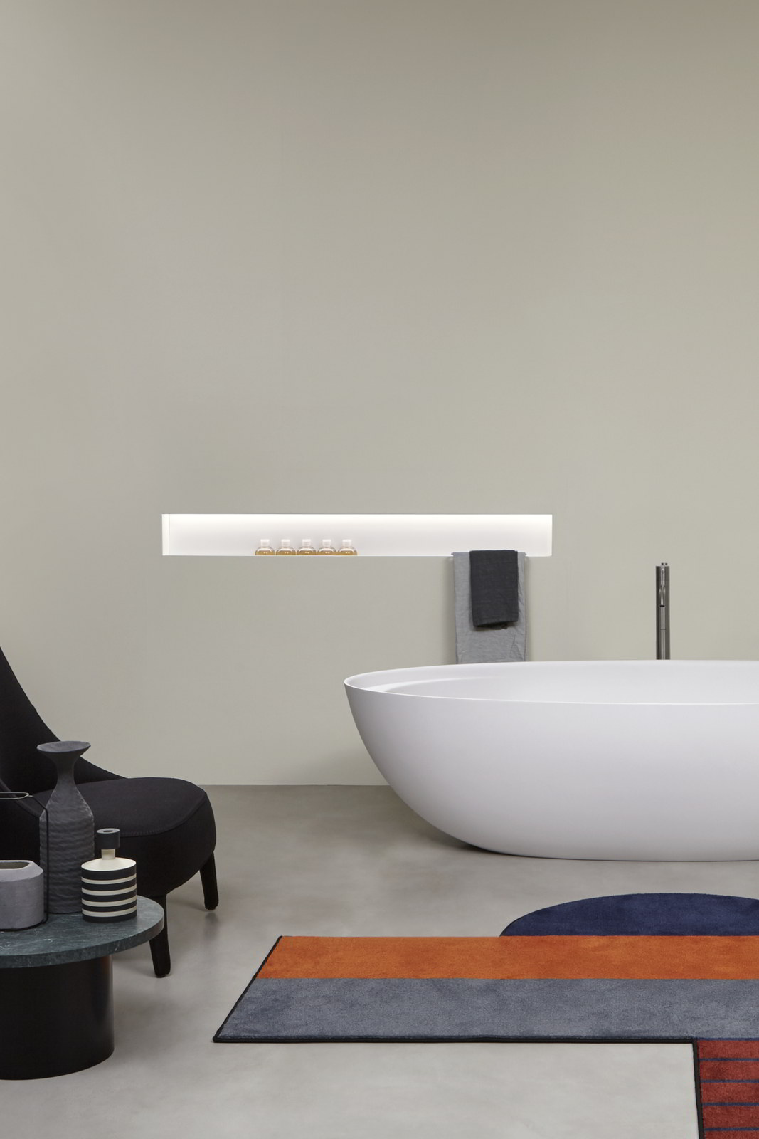 It emphasizes the essence of the sign by giving it the third dimension.