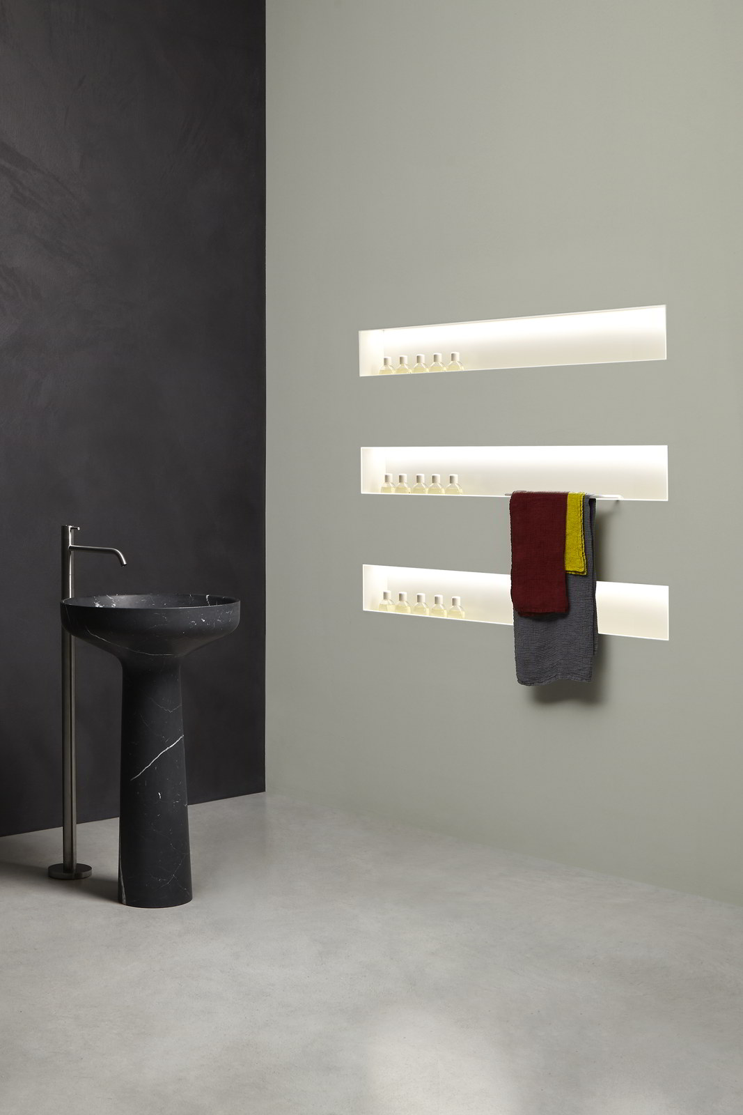 It emphasizes the essence of the sign by giving it the third dimension.