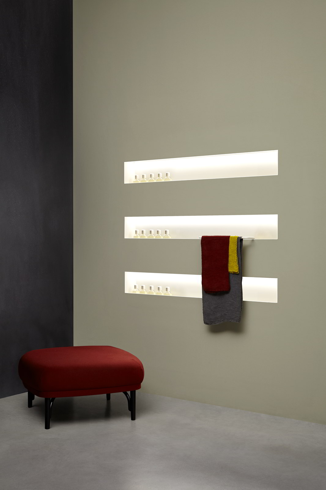 It emphasizes the essence of the sign by giving it the third dimension.