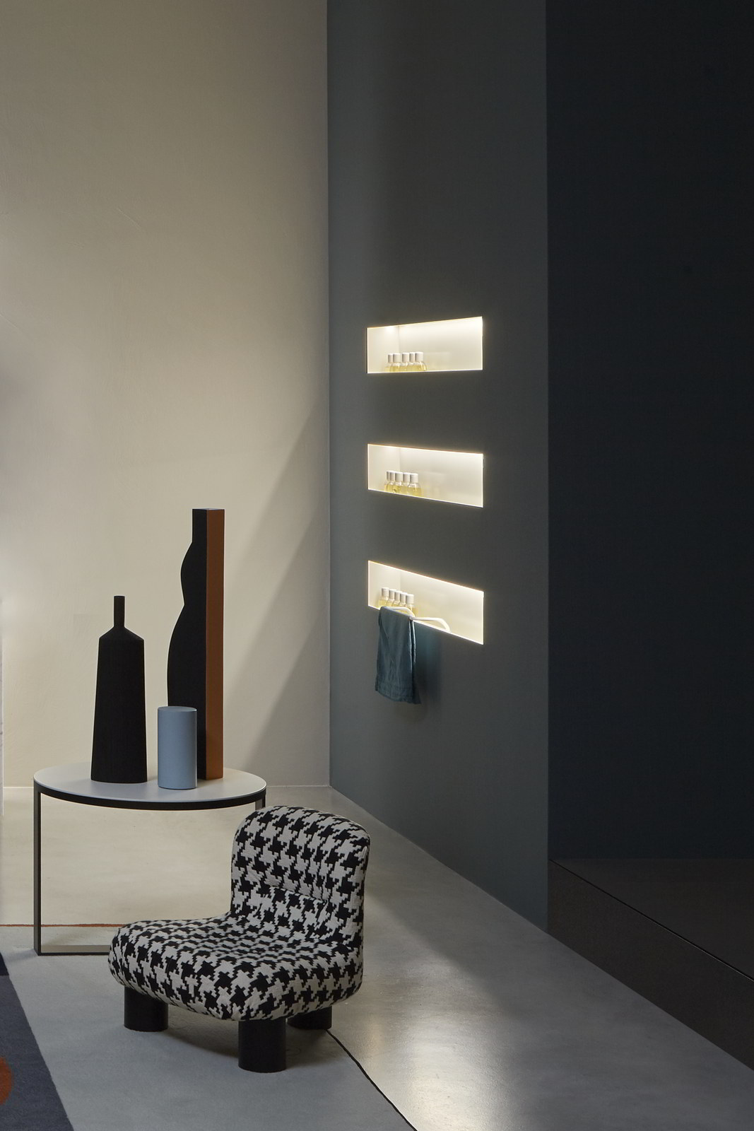 It emphasizes the essence of the sign by giving it the third dimension.