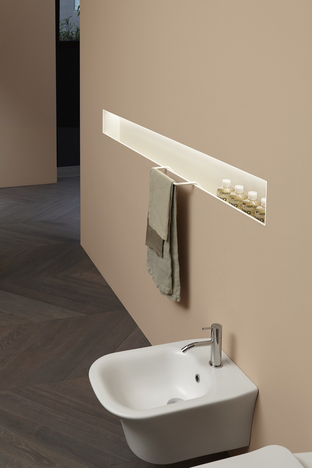 It emphasizes the essence of the sign by giving it the third dimension.