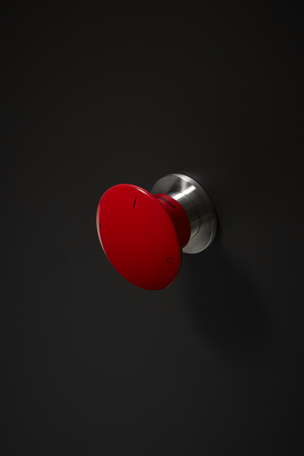 The high-flow single-lever mixers have a flow rate of 36 liters per minute approximately with 3 Bar of pressure, unlike a common mixer that delivers 18 liters.