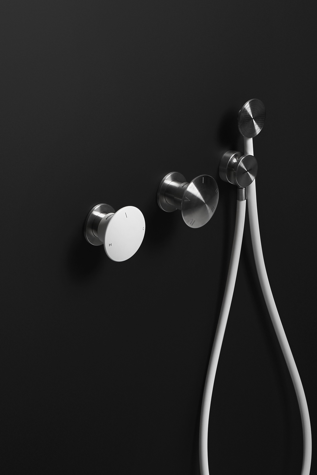 The high-flow single-lever mixers have a flow rate of 36 liters per minute approximately with 3 Bar of pressure, unlike a common mixer that delivers 18 liters.