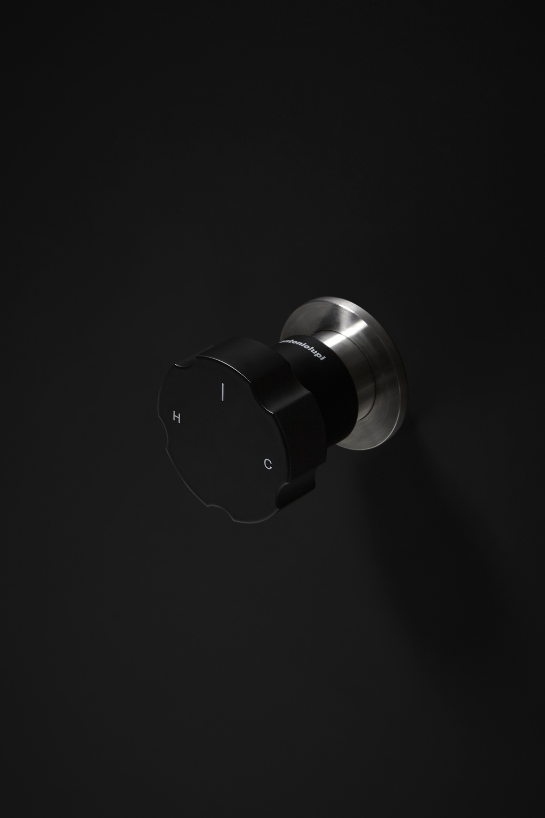 The high-flow single-lever mixers have a flow rate of 36 liters per minute approximately with 3 Bar of pressure, unlike a common mixer that delivers 18 liters.