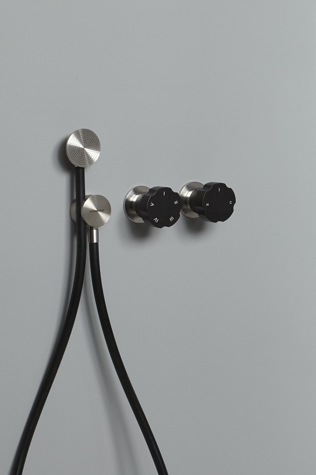 The high-flow single-lever mixers have a flow rate of 36 liters per minute approximately with 3 Bar of pressure, unlike a common mixer that delivers 18 liters.