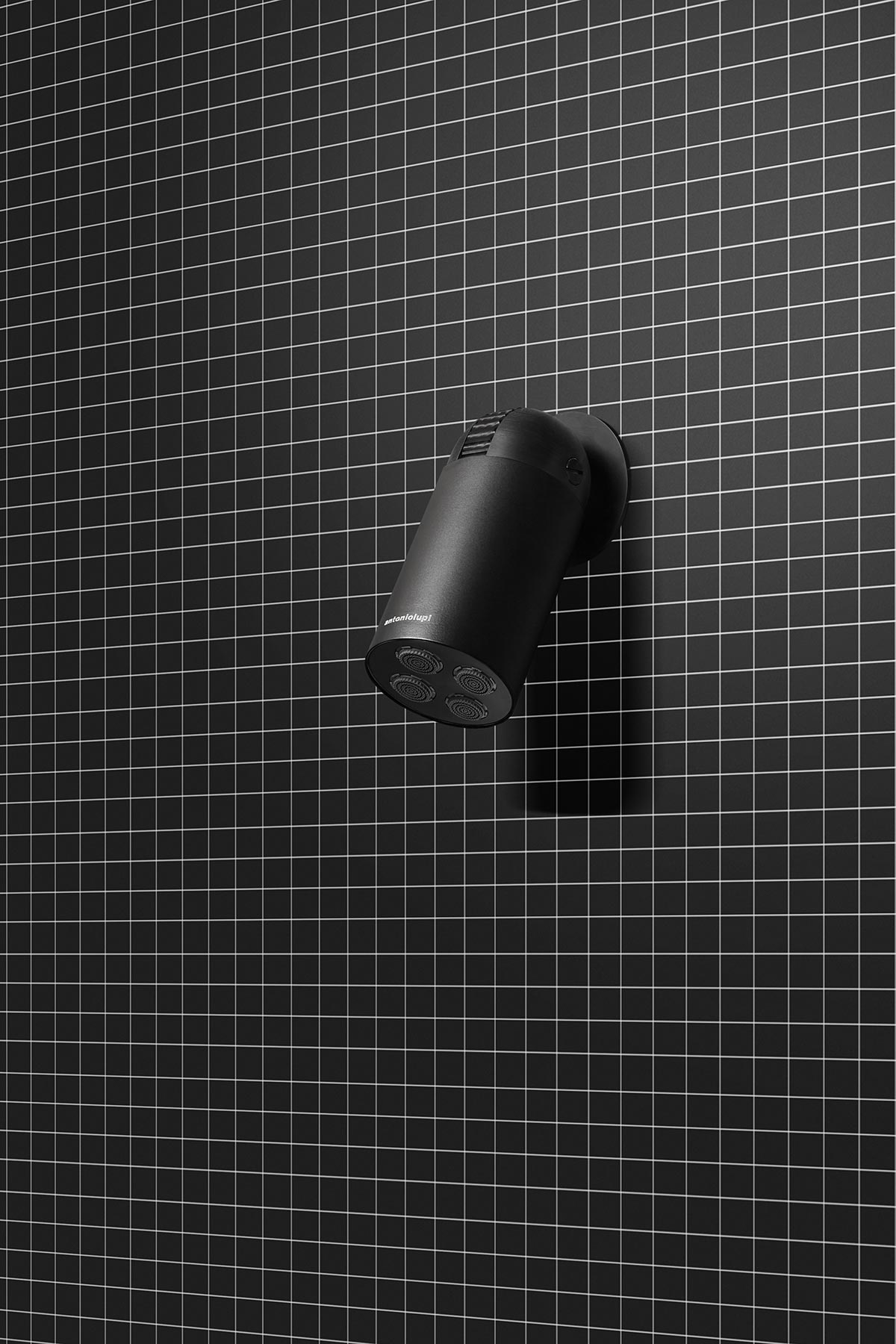 The colours give identity to the object called to dialogue with the textures and shades of the wall on which it is installed.