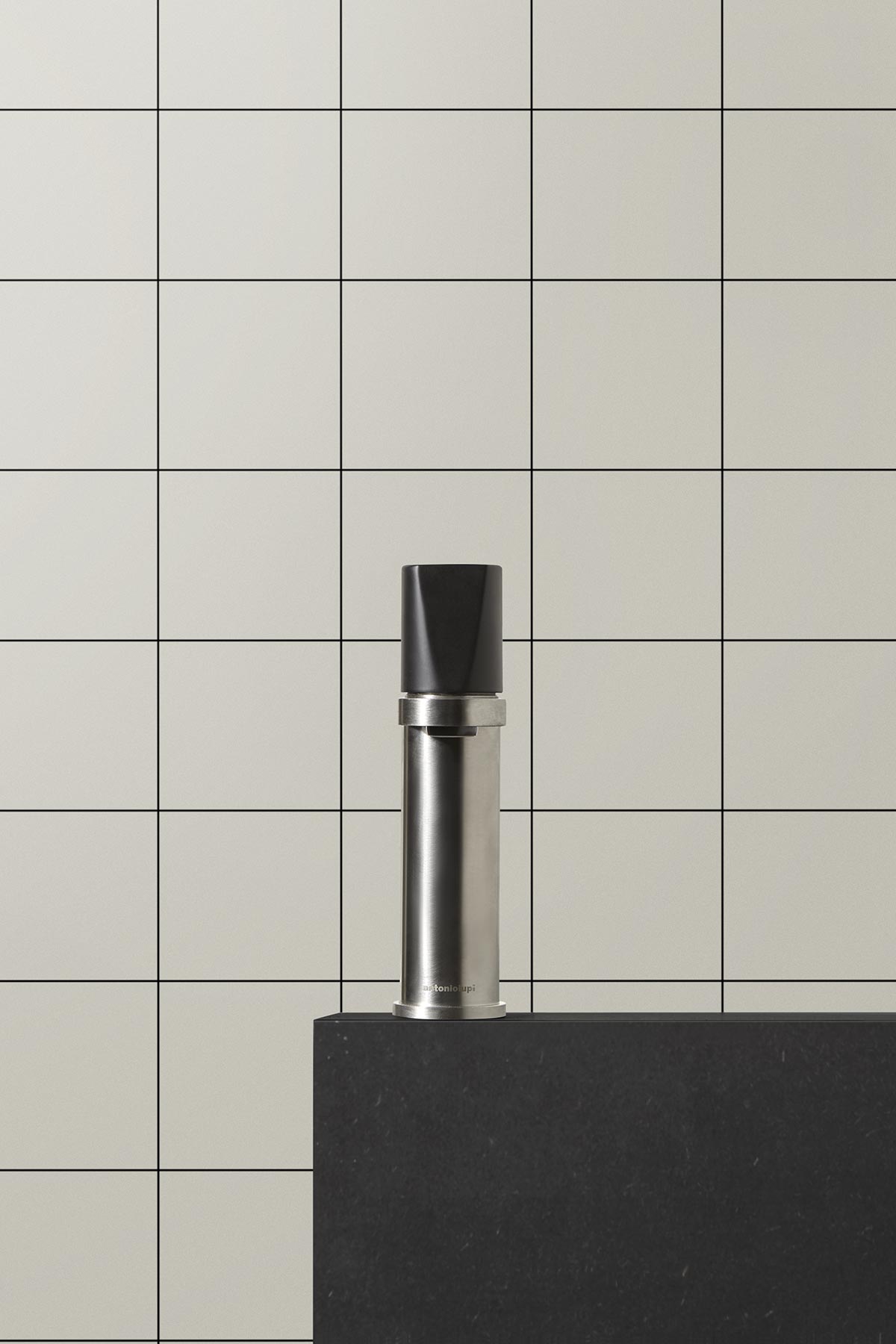 A detail that defines a style, an accent of colour that dialogues with all the elements of the bathroom environment.