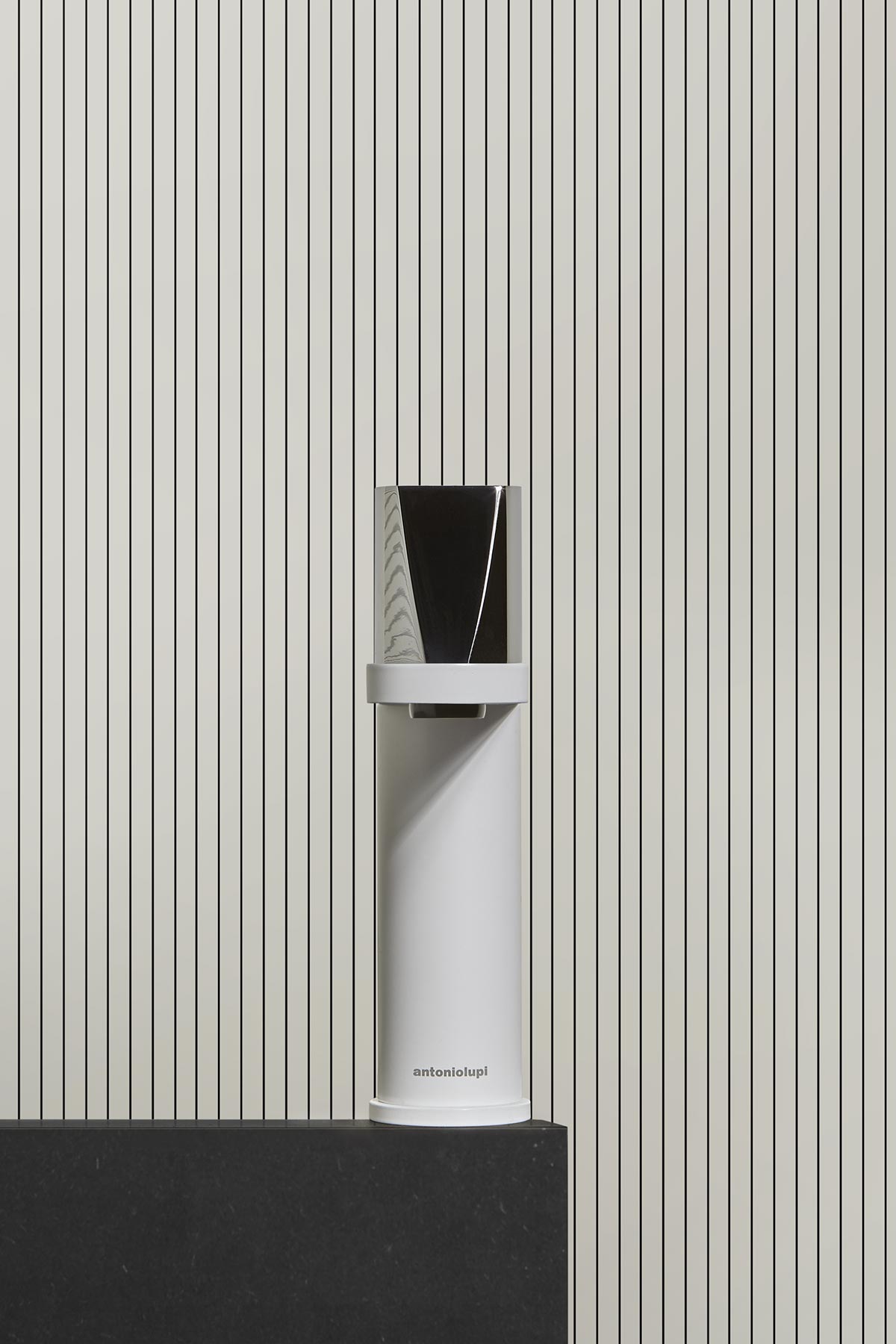 A detail that defines a style, an accent of colour that dialogues with all the elements of the bathroom environment.