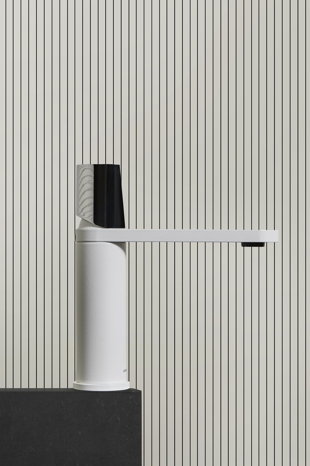 A detail that defines a style, an accent of colour that dialogues with all the elements of the bathroom environment.