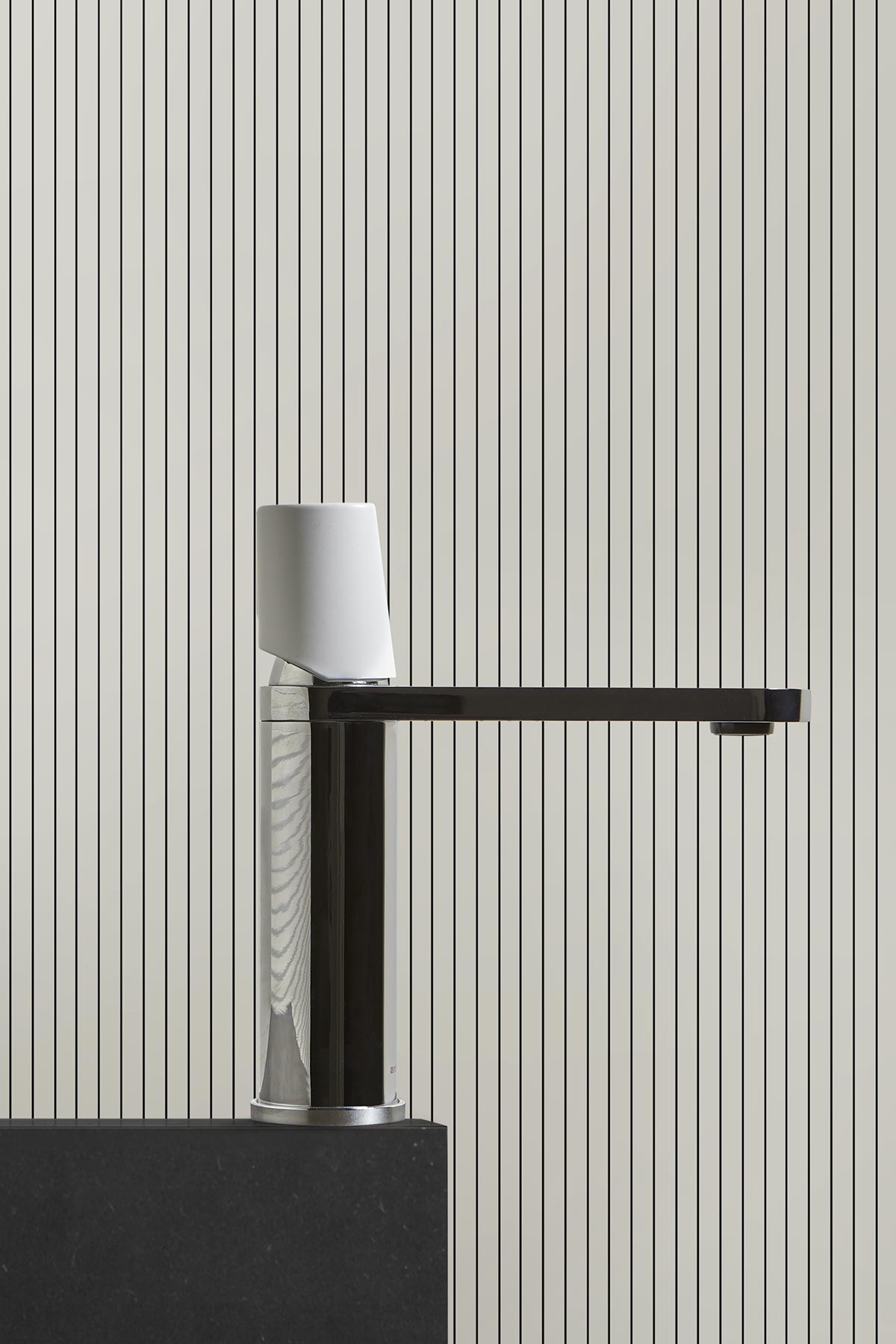 A detail that defines a style, an accent of colour that dialogues with all the elements of the bathroom environment.