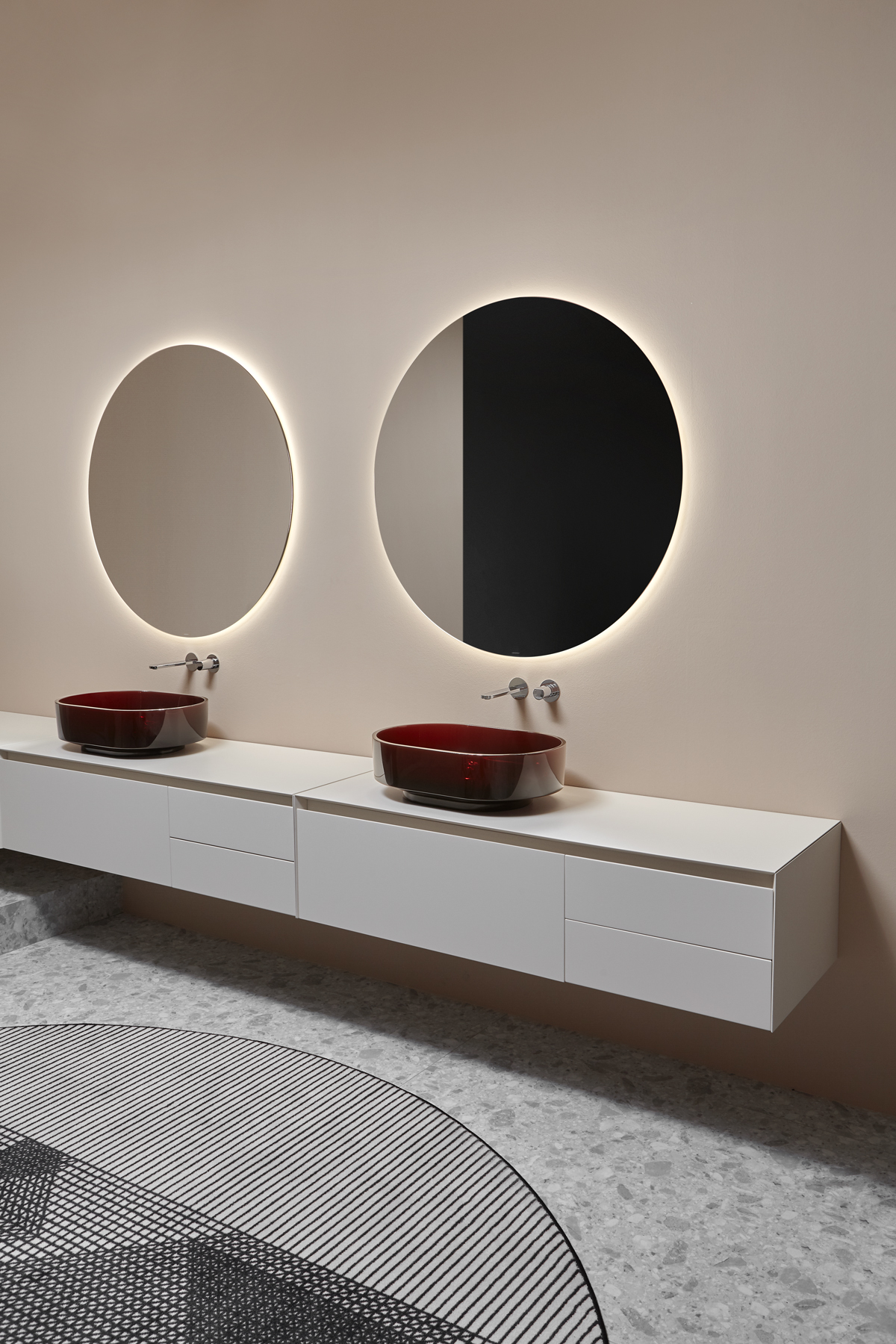 A new shape, one that the collection lacked and that completes the series