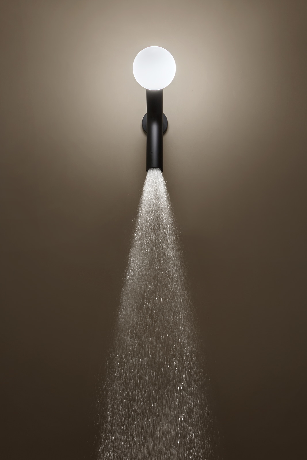 The IP67 LED lighting turns on simultaneously with the water supply.