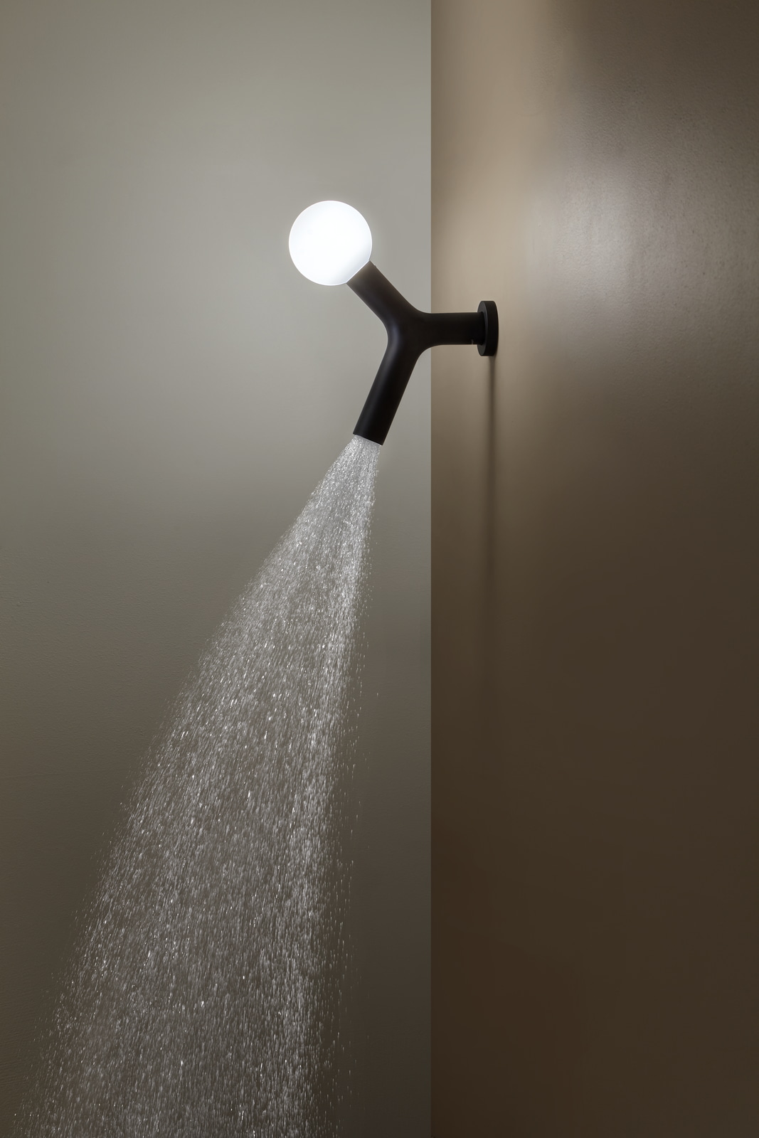 The IP67 LED lighting turns on simultaneously with the water supply.