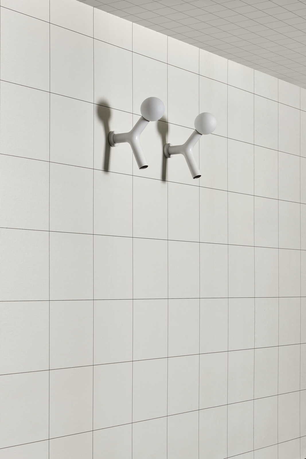 the three water-light-fixing branches are conceived equally.