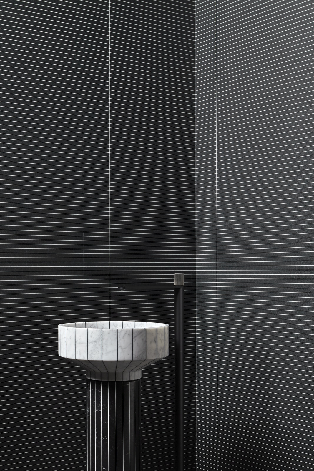 horizontal, vertical and oblique lines intersect as if they were alive and constantly moving