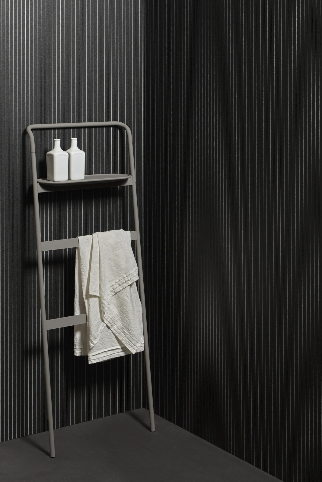 horizontal, vertical and oblique lines intersect as if they were alive and constantly moving