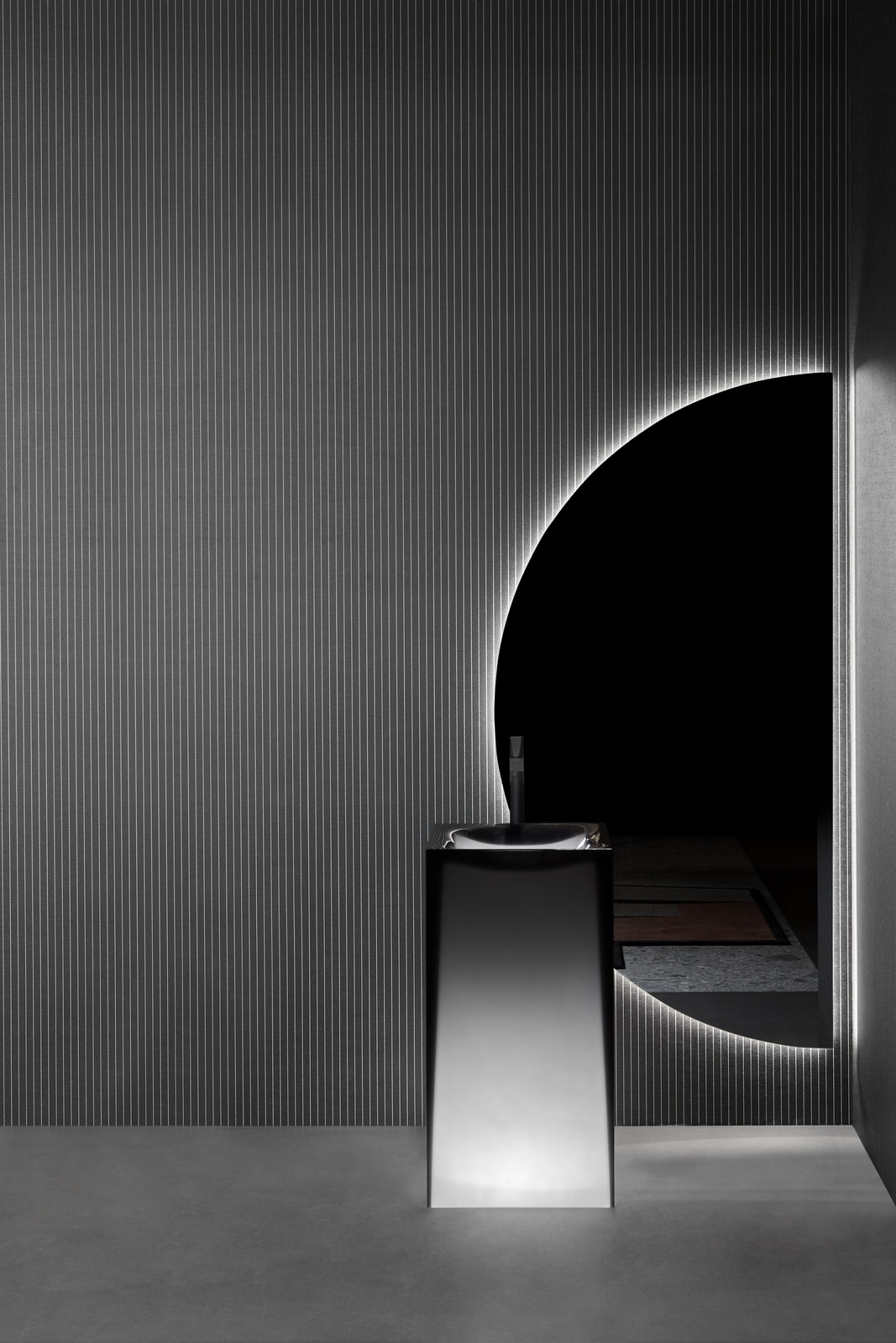 horizontal, vertical and oblique lines intersect as if they were alive and constantly moving