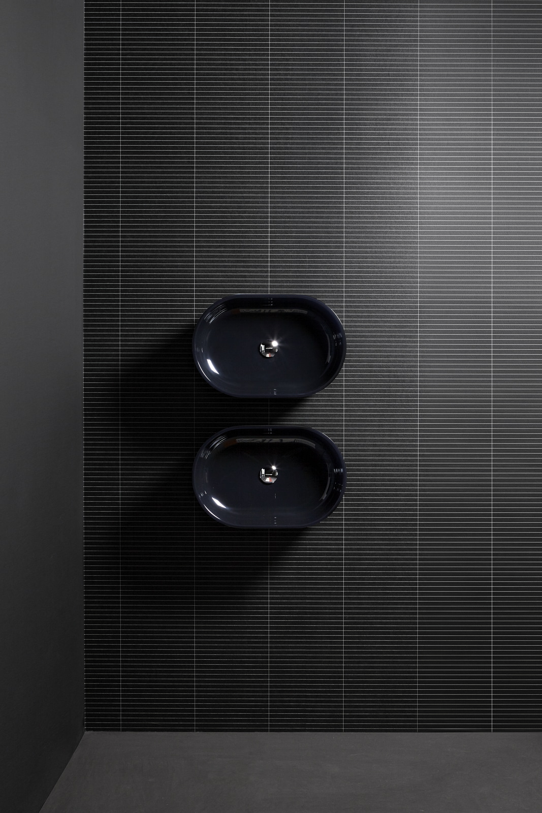 horizontal, vertical and oblique lines intersect as if they were alive and constantly moving