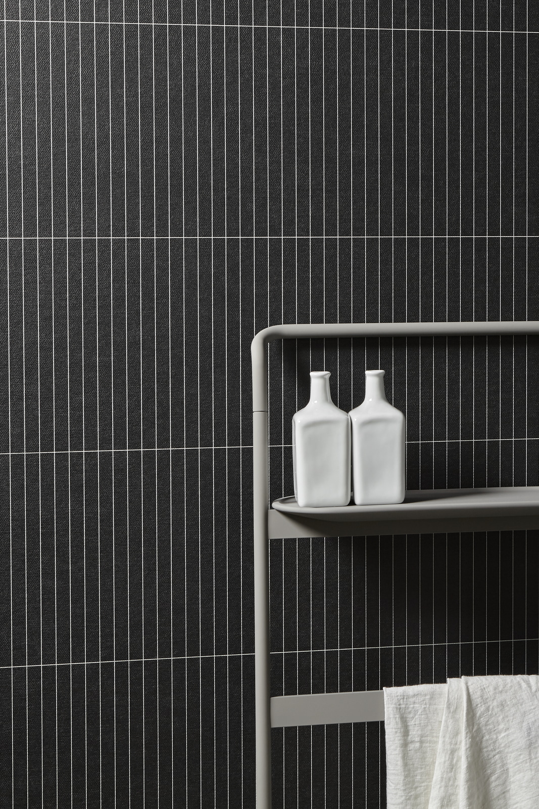 horizontal, vertical and oblique lines intersect as if they were alive and constantly moving