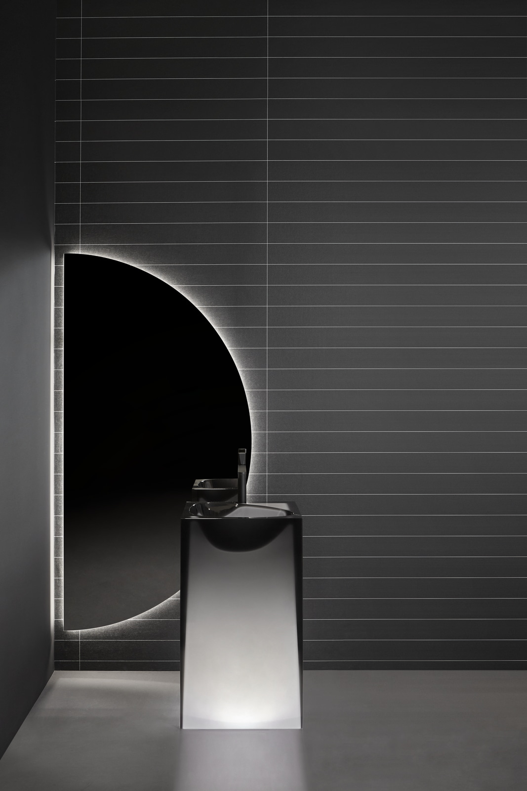 horizontal, vertical and oblique lines intersect as if they were alive and constantly moving