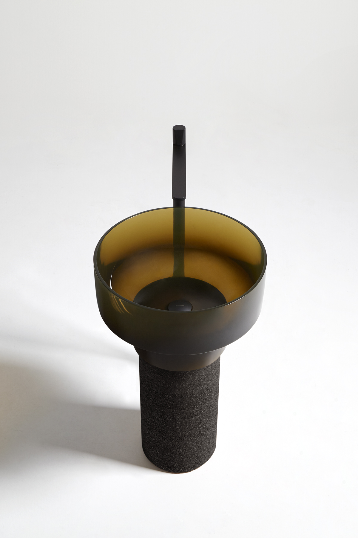 the combinations are unexpected, but above all the contrasts between materials, textures and shades