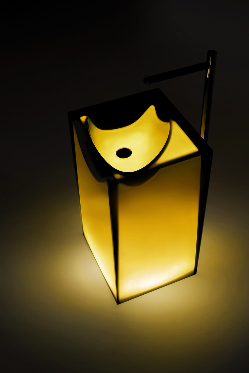 a volume that molds, transforms and recomposes itself to find a definitive image, liquefied but solidified at the same time