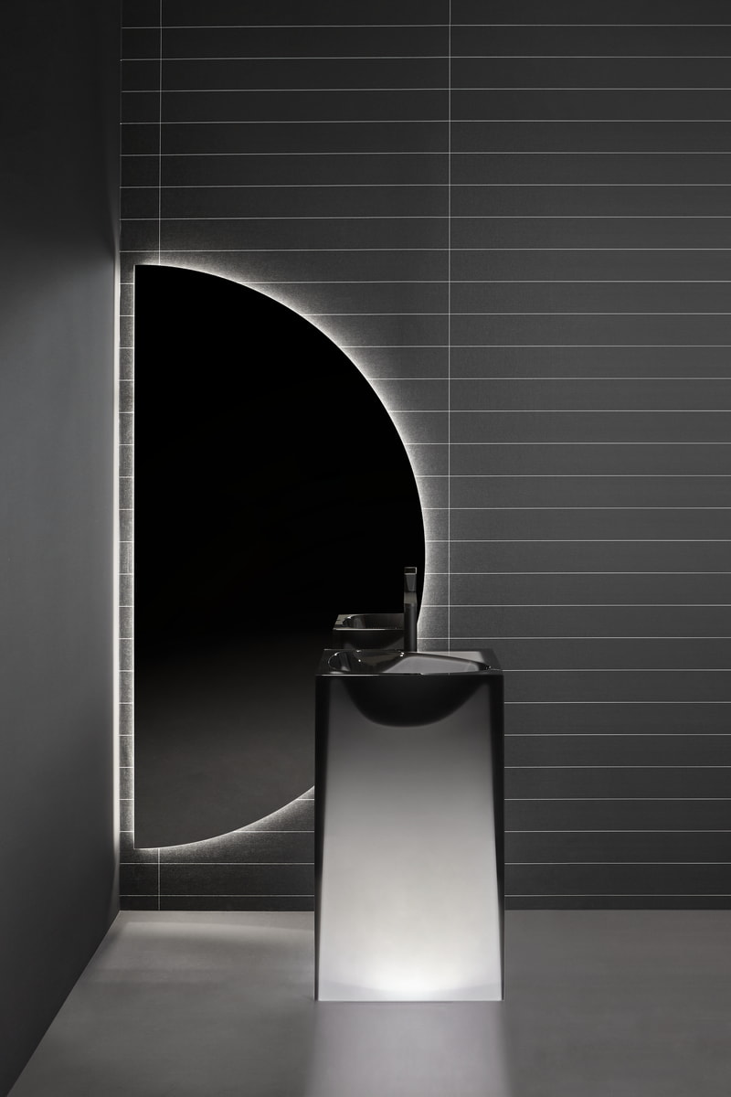 almost a mold generated by a stone falling from above, by a powerful and concentrated force that "pushes" the material downwards