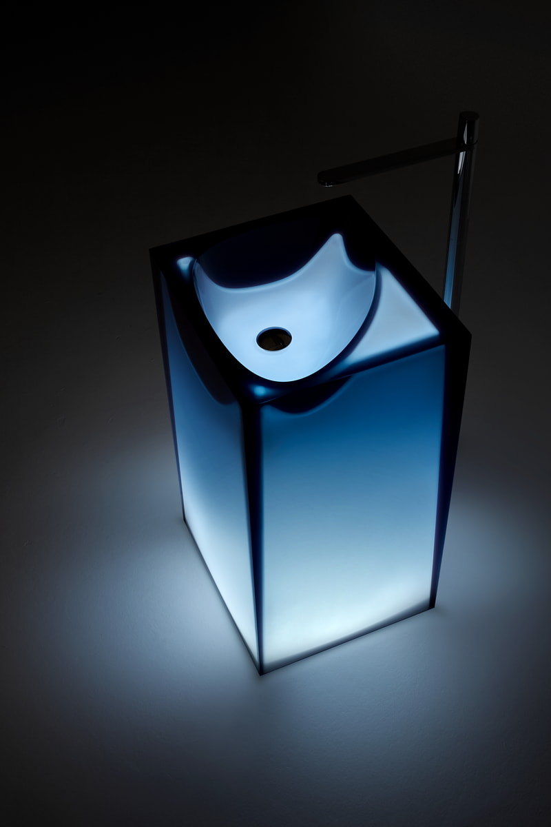 a volume that molds, transforms and recomposes itself to find a definitive image, liquefied but solidified at the same time