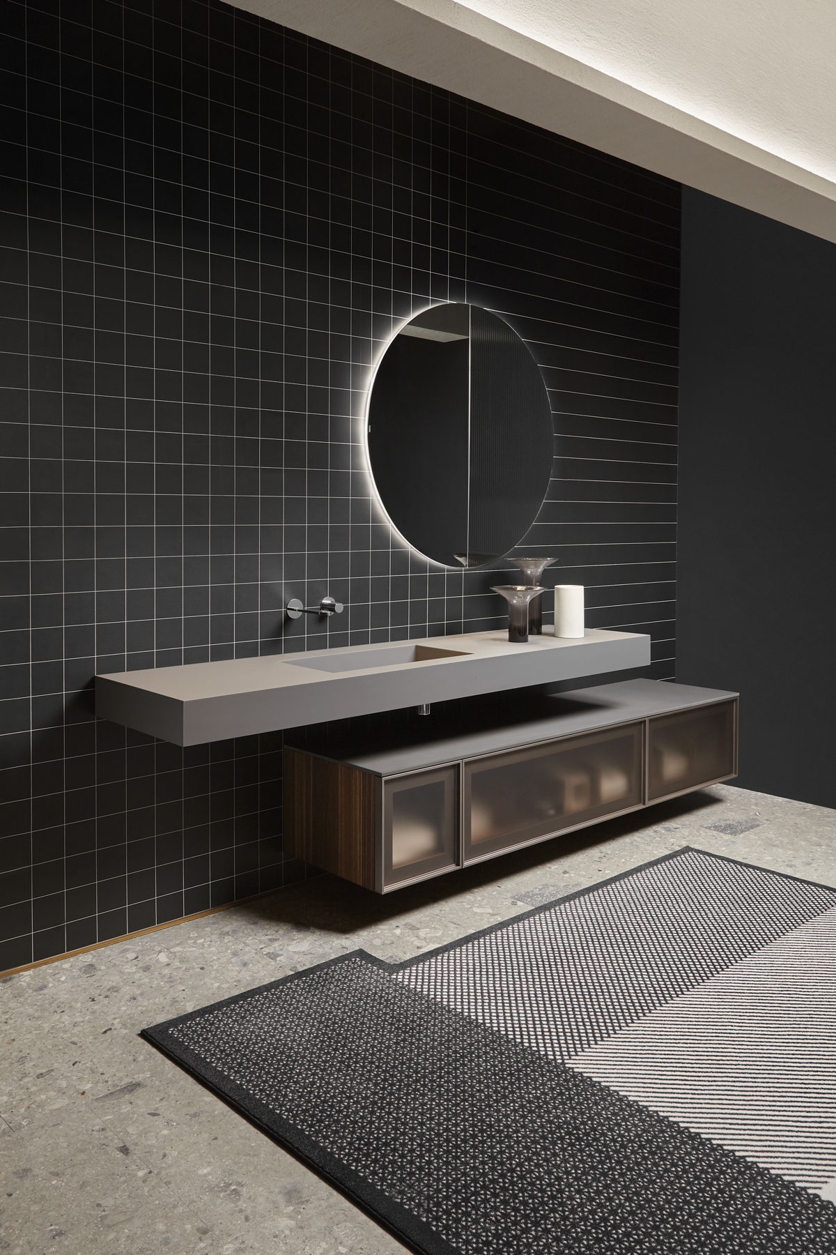 Bespoke is at the same time sleek and materic, versatile and elegant.