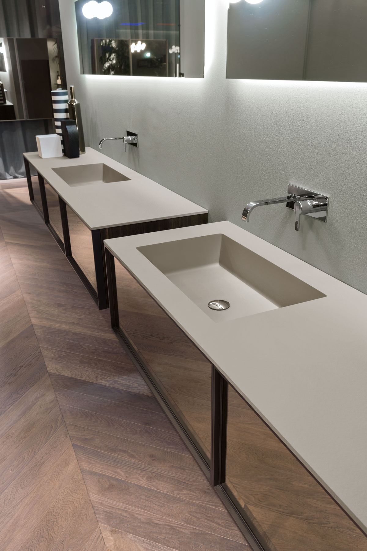 Bespoke is at the same time sleek and materic, versatile and elegant.