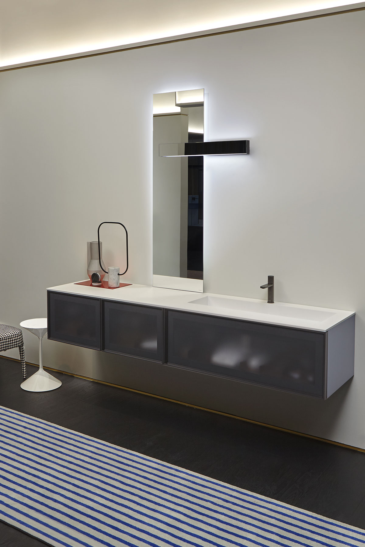 Bespoke is at the same time sleek and materic, versatile and elegant.