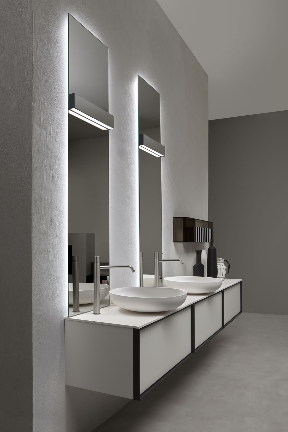 Bespoke is at the same time sleek and materic, versatile and elegant.