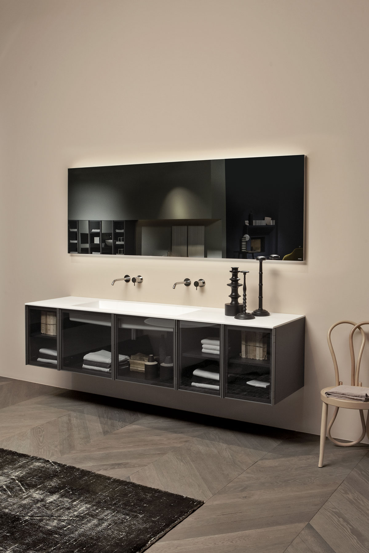 Bespoke is at the same time sleek and materic, versatile and elegant.