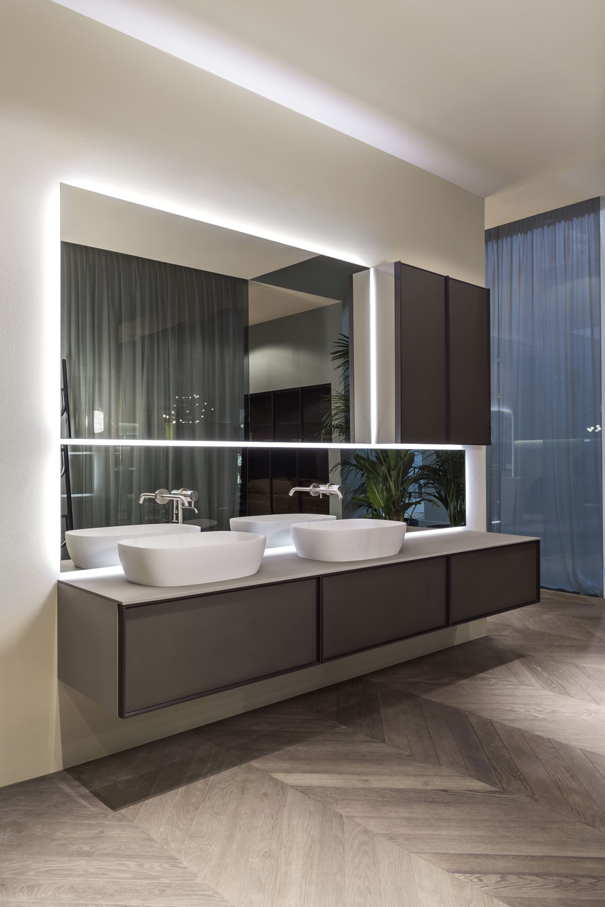 Bespoke is at the same time sleek and materic, versatile and elegant.