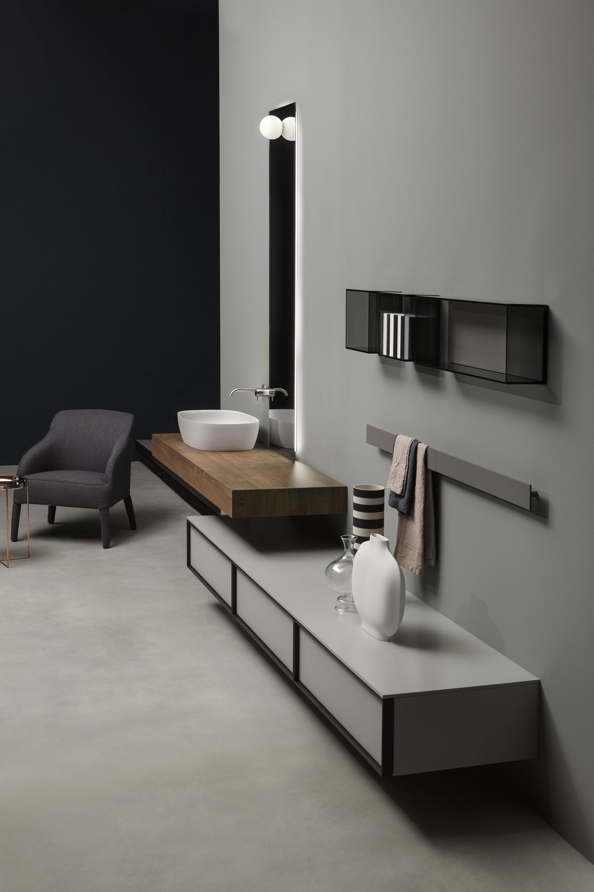 Bespoke is at the same time sleek and materic, versatile and elegant.