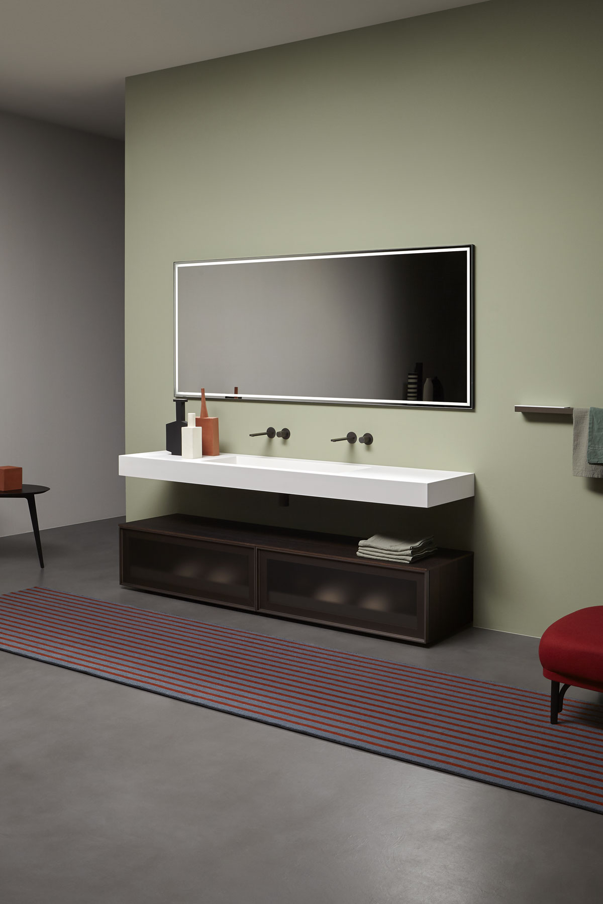 Bespoke is at the same time sleek and materic, versatile and elegant.