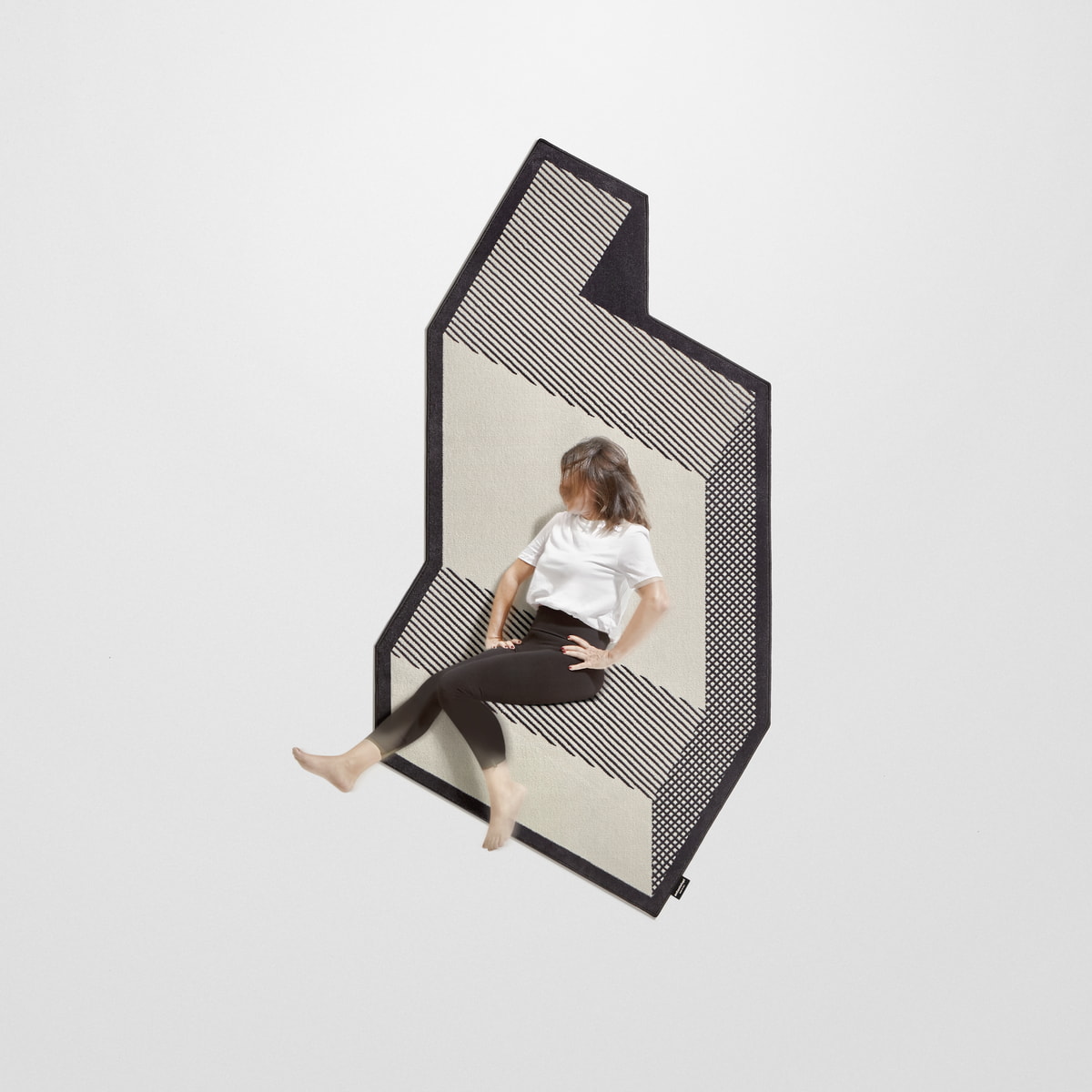 geometric backgrounds that generate a sensation of movement and depth.