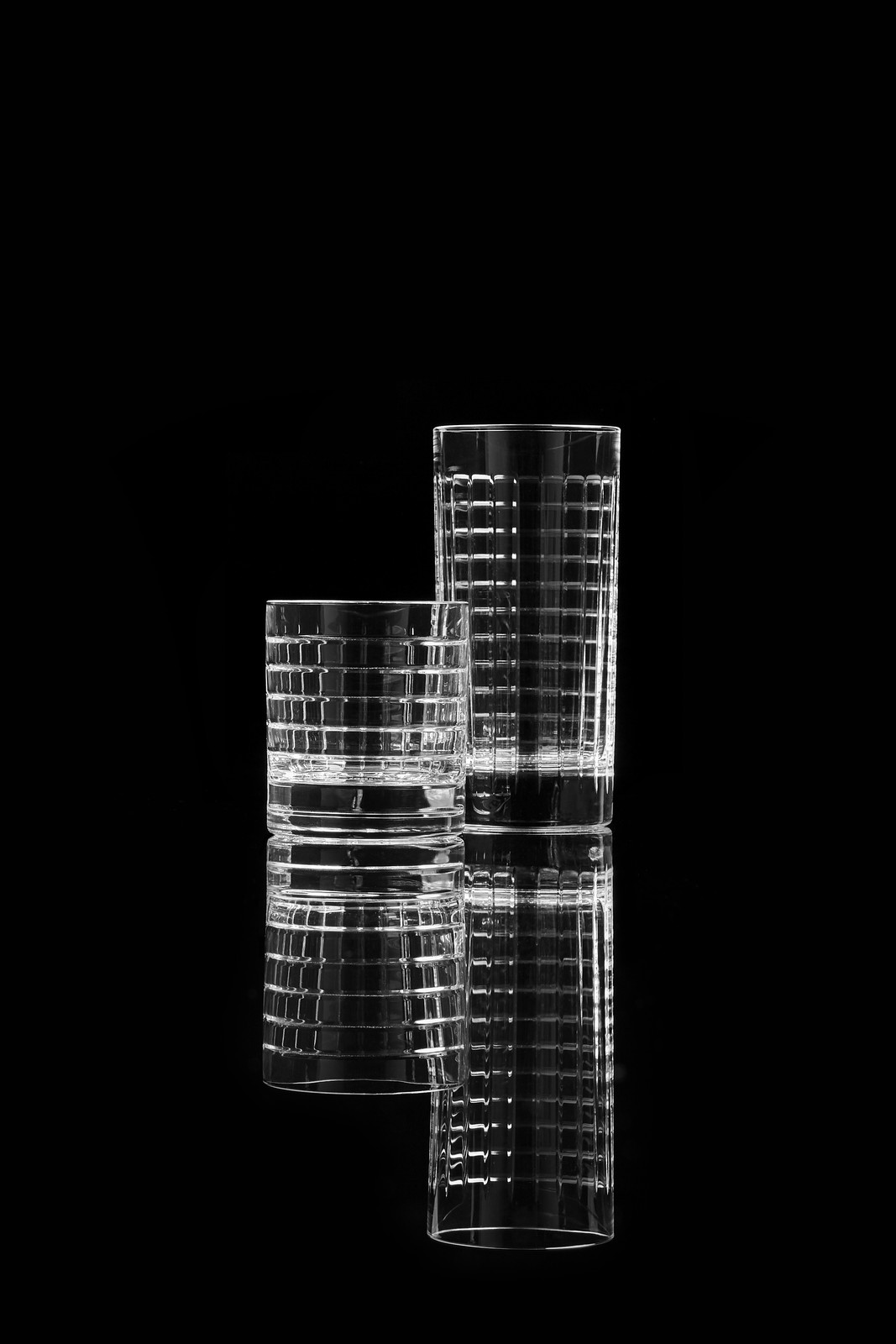 the sophisticated manual engraving of the crystal will be decisive in the perception of volume.