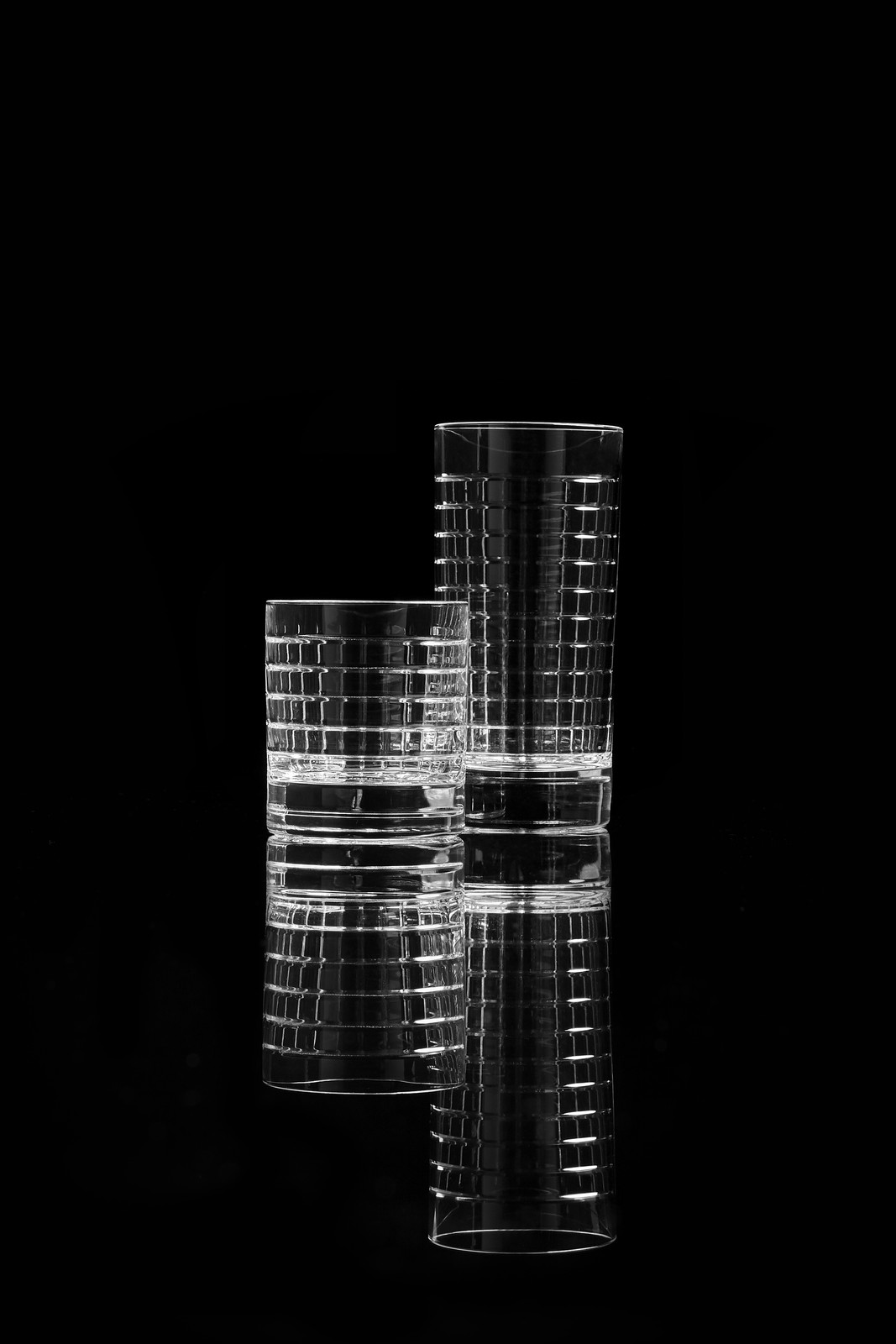 the sophisticated manual engraving of the crystal will be decisive in the perception of volume.