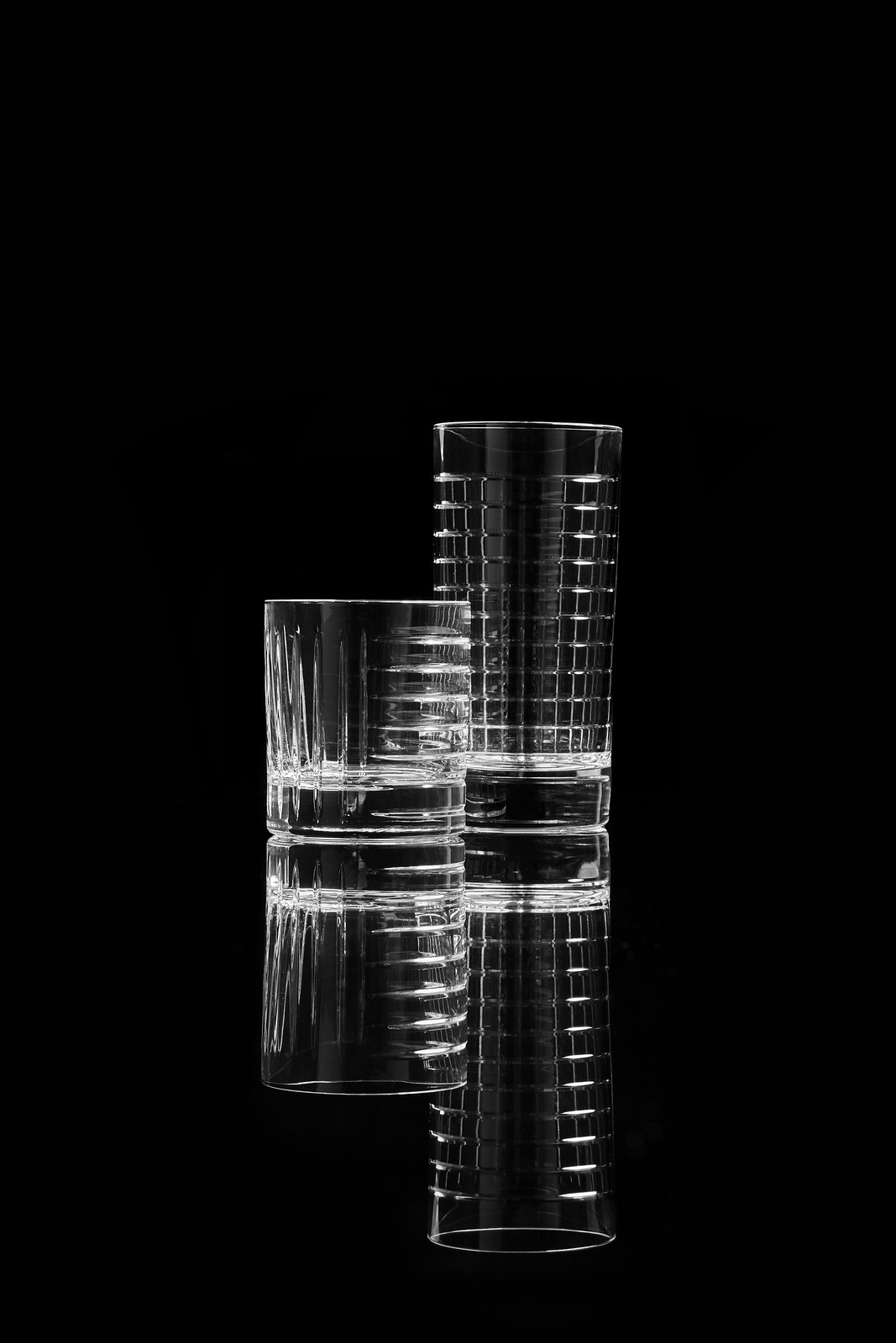 the sophisticated manual engraving of the crystal will be decisive in the perception of volume.