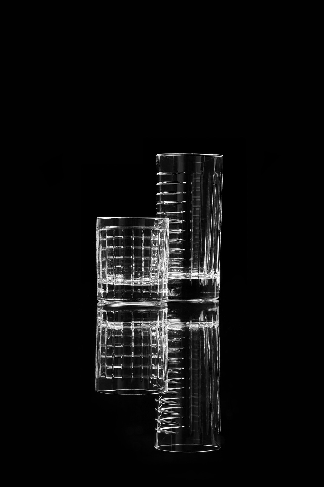 the sophisticated manual engraving of the crystal will be decisive in the perception of volume.