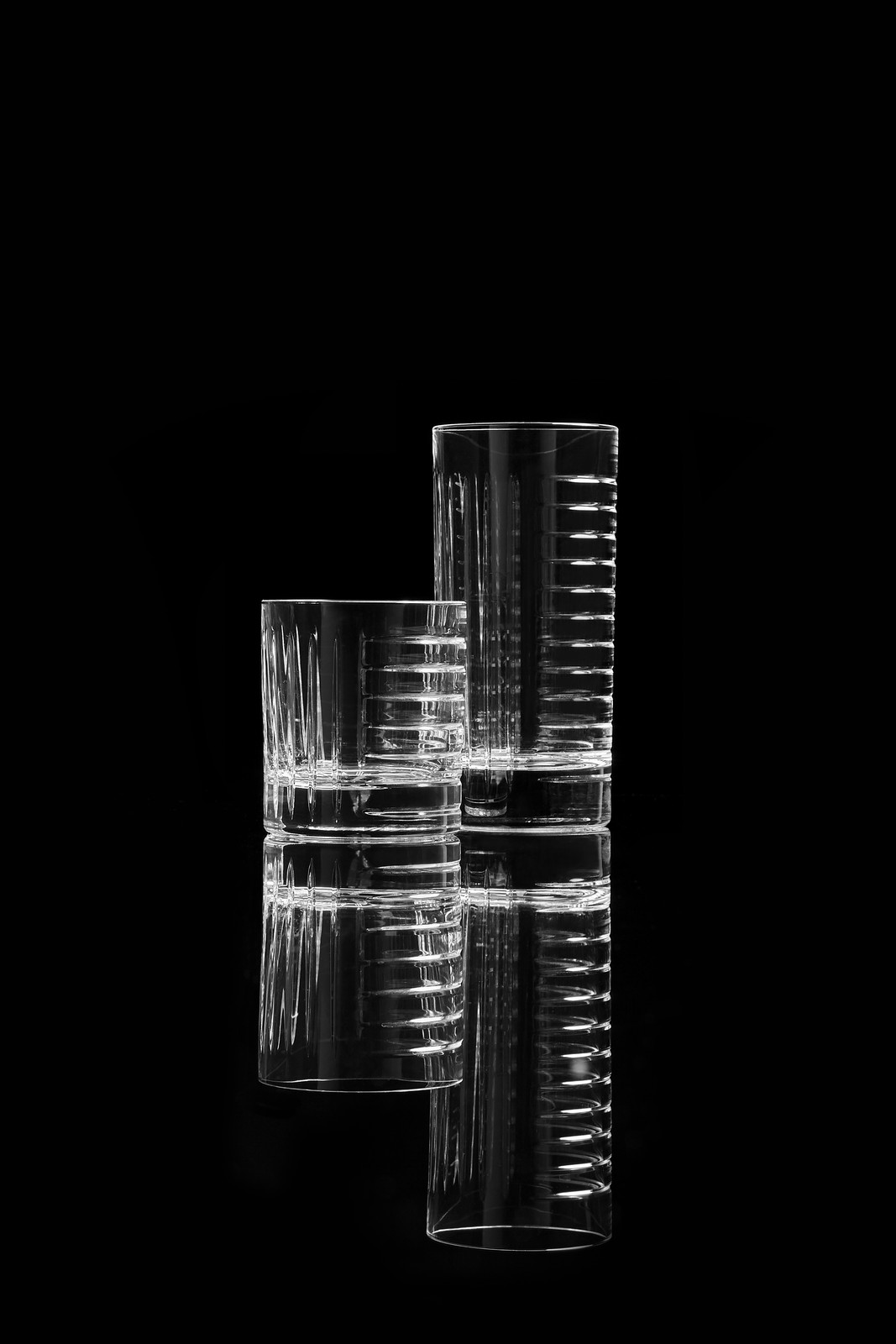 the sophisticated manual engraving of the crystal will be decisive in the perception of volume.