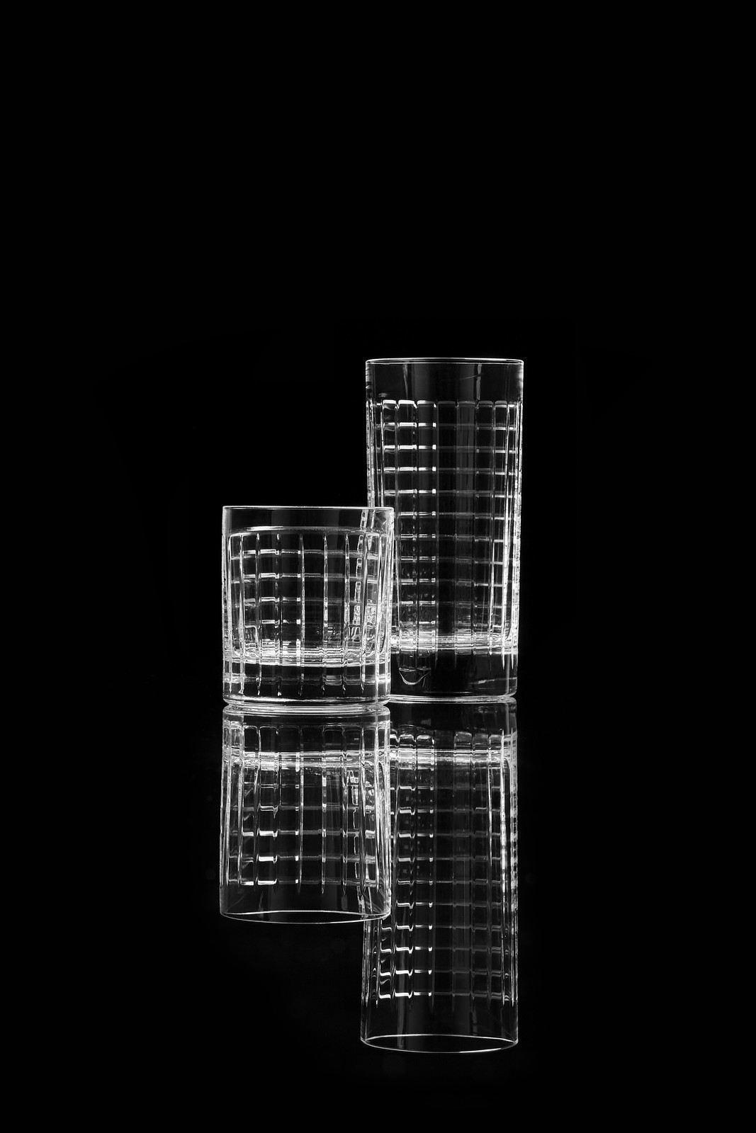 the sophisticated manual engraving of the crystal will be decisive in the perception of volume.