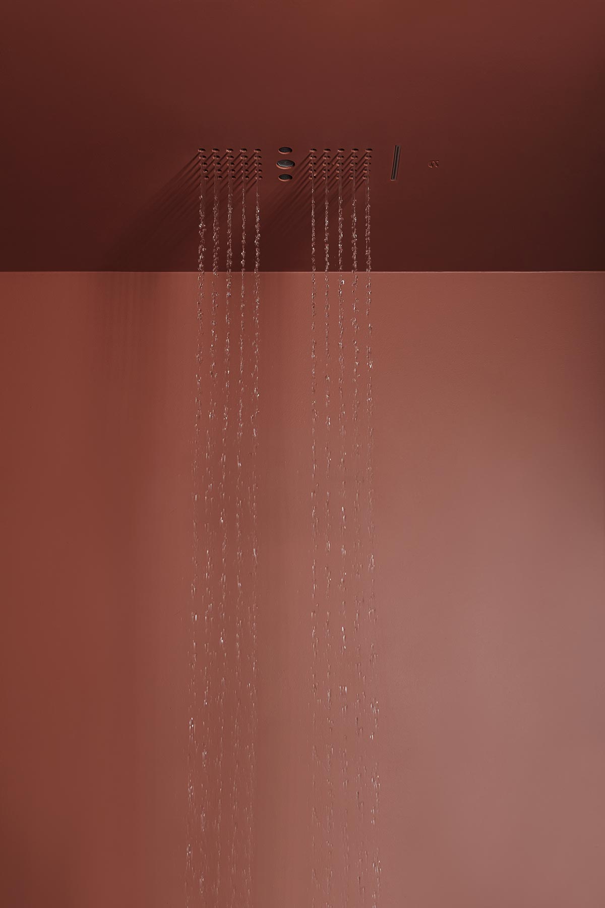 It totally disappears, leaving the role of protagonist to water and its regenerating effect.