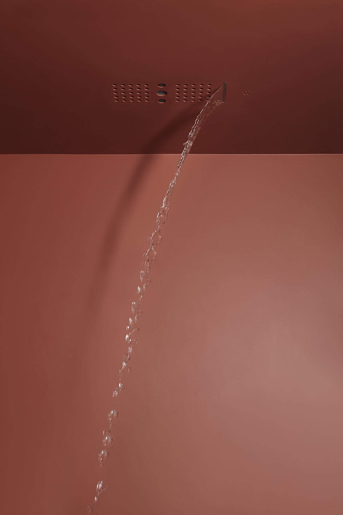 It totally disappears, leaving the role of protagonist to water and its regenerating effect.