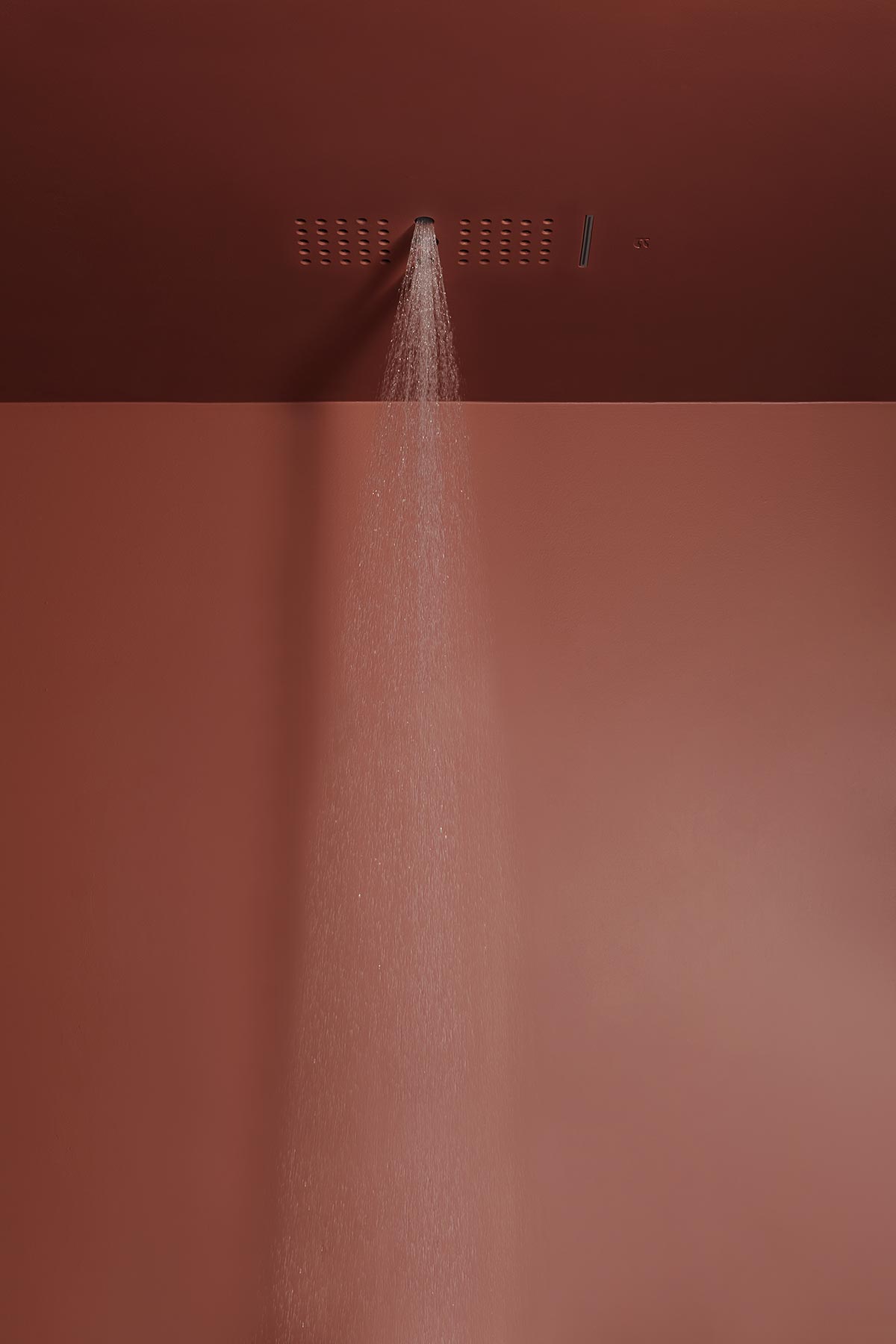 It totally disappears, leaving the role of protagonist to water and its regenerating effect.
