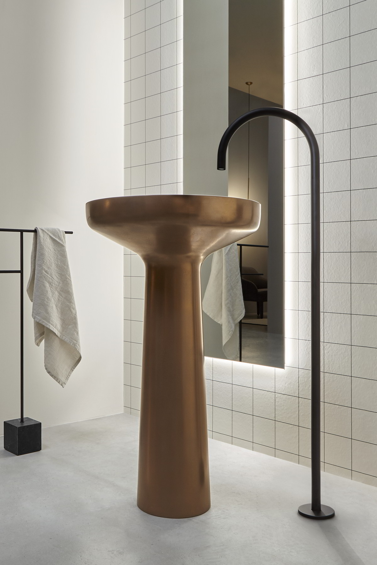 Compact and slender, light and dynamic.