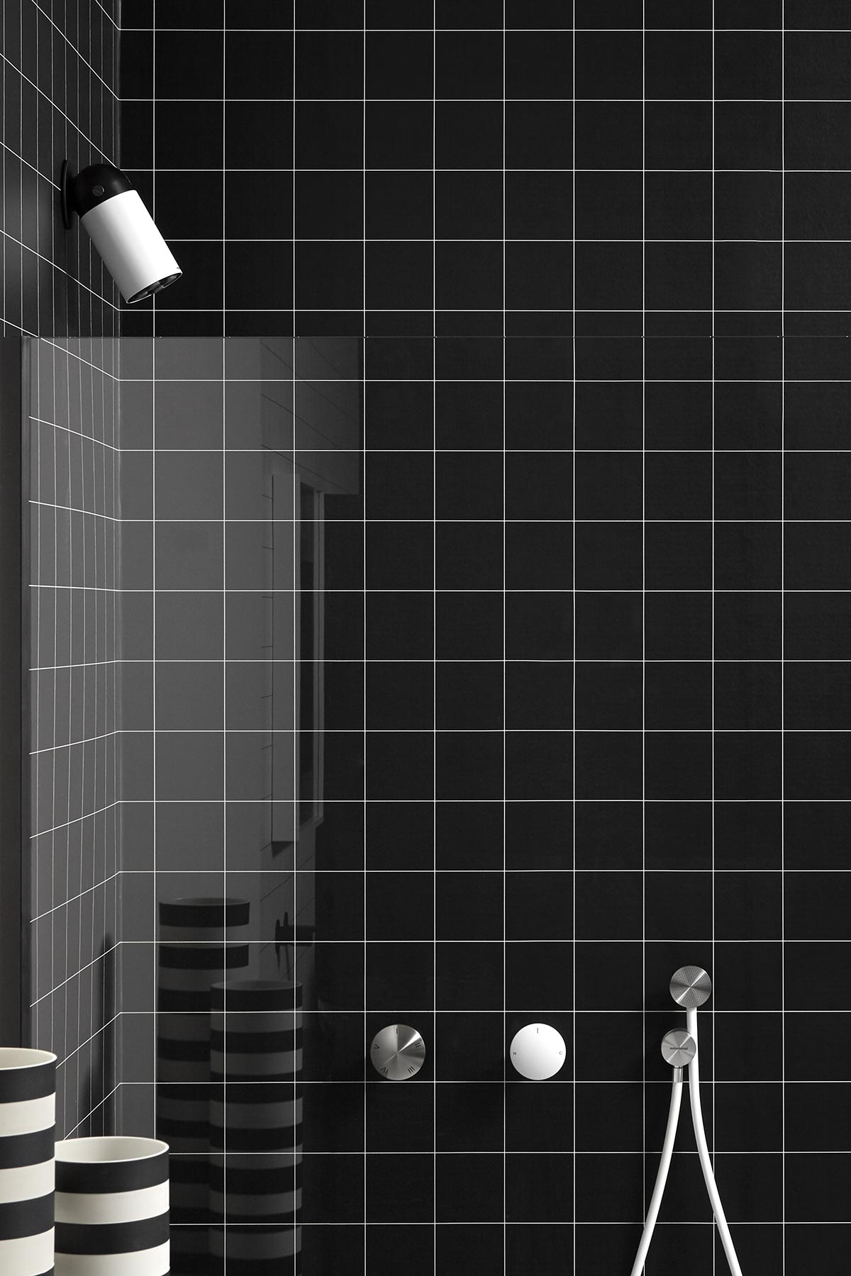 The body is compact, the dimensions unusually small, the absolute power. 