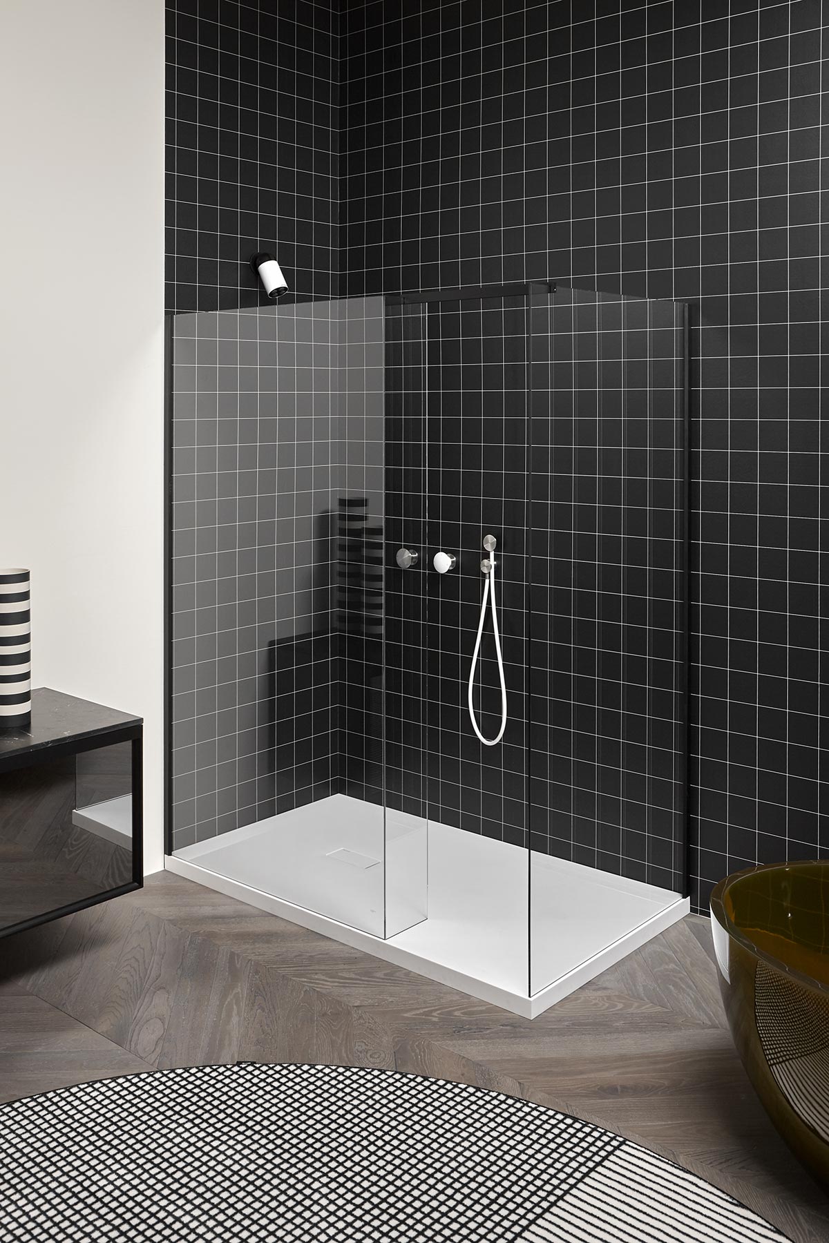 The body is compact, the dimensions unusually small, the absolute power. 